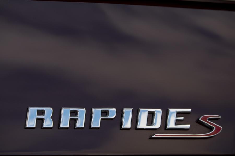 Логотип Aston Martin Rapide S 2013 года  (UK) (фото 21 из 36)